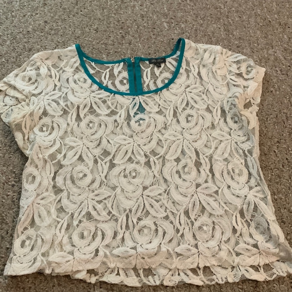 See through blouse that looks soon on everyone!